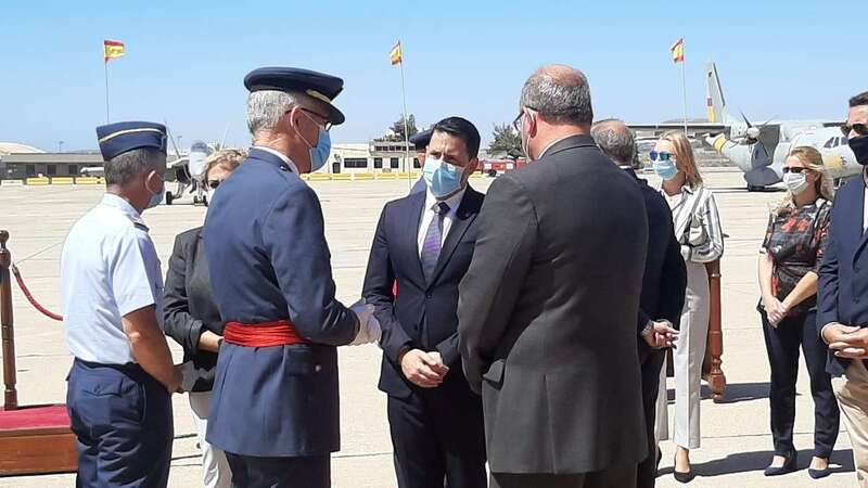 El alcalde Héctor Suárez, junto al nuevo jefe del MACAN, Juan Pablo Sánchez (Foto TA)